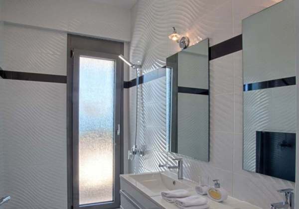 Villa-White-Pearl-Bathroom-Vert