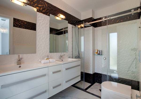 Villa-White-Pearl-Large-Bathroom