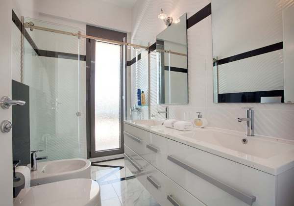 Villa-White-Pearl-Lux-Bathroom